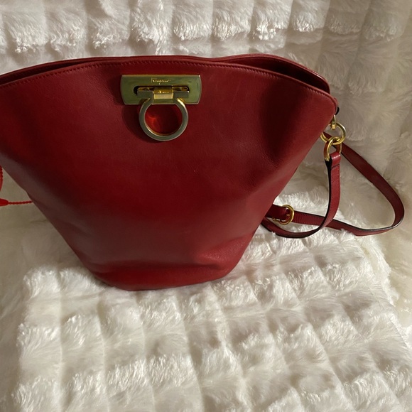 Beautiful Red Ferragoma Preowned Handbag, made in Italy, good used condition - Picture 1 of 16